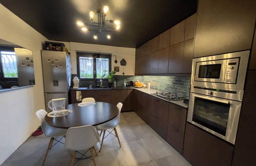Saint-Laurent-de-Mure Lit Et Petit-Déjeuner | À 10 min de l'aéroport, cadre paisible, espace contemporain tout confort.