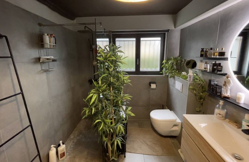 Saint-Laurent-de-Mure Lit Et Petit-Déjeuner | À 10 min de l'aéroport, cadre paisible, espace contemporain tout confort.