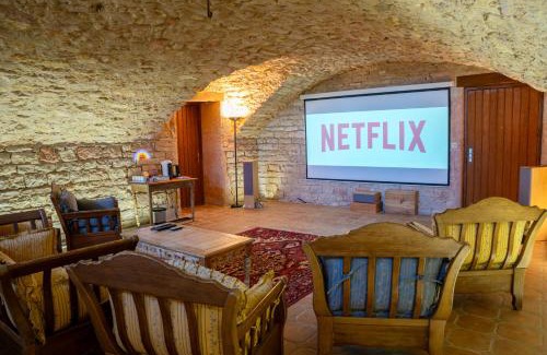 Cuisery Appartement | À La Motte Cinema, Park BY PRIMO C0NCIERGERIE