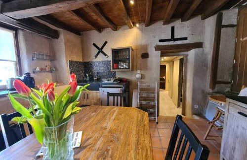 Le Menoux Maison | À louer : Ancienne forge avec sauna, piscine, proche plage et sites historiques - FR-1-591-193