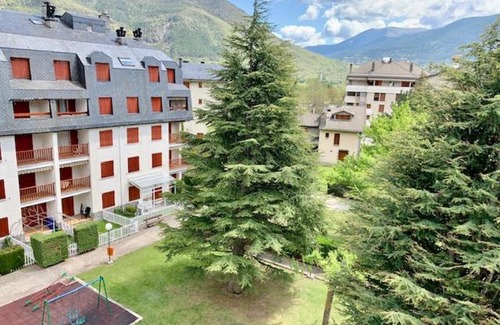 Biescas Appartement | Ático en Biescas con piscina, chimenea y garaje