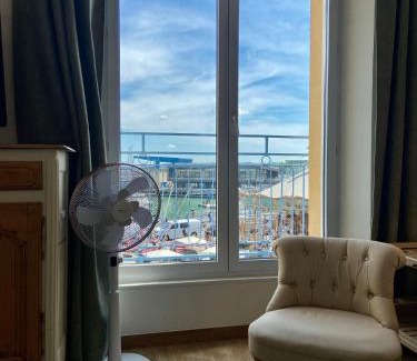 Dieppe Appartement | Établissement 3 étoiles avec ASCENSEUR, 3 appartements lumineux vue port avec balcon, 200m de la mer, Wifi Fibre, tous service inclus