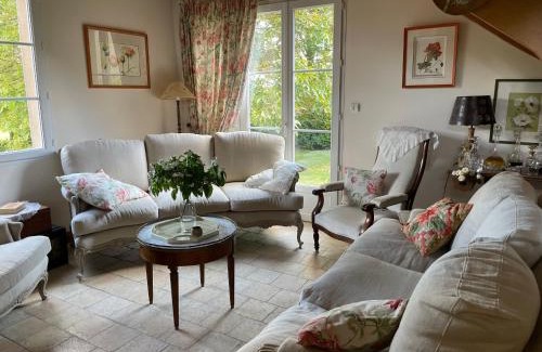 Montreuil-le-Henri Lit Et Petit-Déjeuner | Évasion Naturelle: Chambre d'Hôtes Spacieuse avec Piscine et Confort à Montreuil-le-Henri - FR-1-410-446