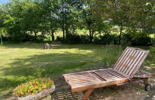 Montreuil-le-Henri Lit Et Petit-Déjeuner | Évasion Naturelle: Chambre d'Hôtes Spacieuse avec Piscine et Confort à Montreuil-le-Henri - FR-1-410-446