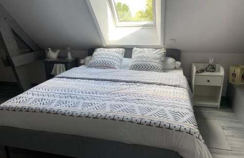 Montreuil-le-Henri Lit Et Petit-Déjeuner | Évasion Naturelle: Chambre d'Hôtes Spacieuse avec Piscine et Confort à Montreuil-le-Henri - FR-1-410-446