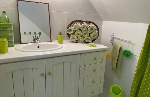 Montreuil-le-Henri Lit Et Petit-Déjeuner | Évasion Naturelle: Chambre d'Hôtes Spacieuse avec Piscine et Confort à Montreuil-le-Henri - FR-1-410-446