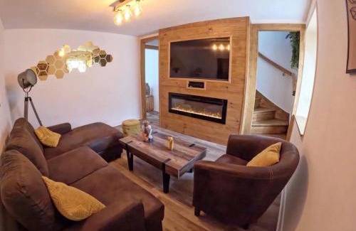 Saint-Nicolas-des-Biefs Maison | Évasion paisible à la montagne avec cheminée et animaux admis - FR-1-489-553
