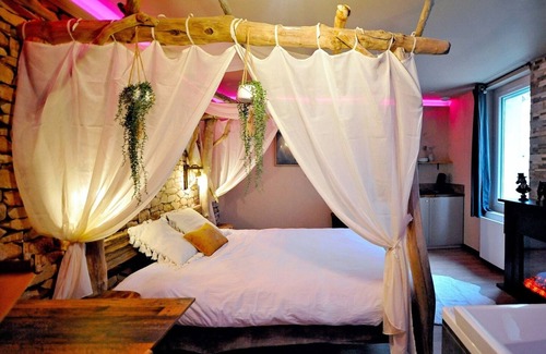 Bourgoin-Jallieu Appartement | Évasion Safari luxe, Private XXL Spa, Cinema screen, Waterfall, Sleeps 4