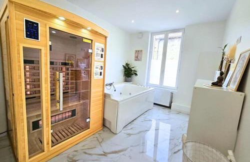 Reims Appartement | Ô Sacrée Détente de Reims -Spa privatif - Proche de la gare & centre ville