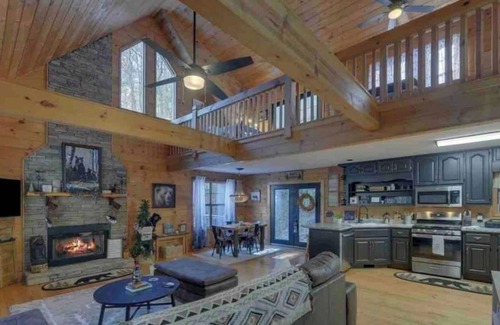 Tate Maison | ʕ ᴥ ʔ Private Pond on 7 acres - Honey's Hideaway
