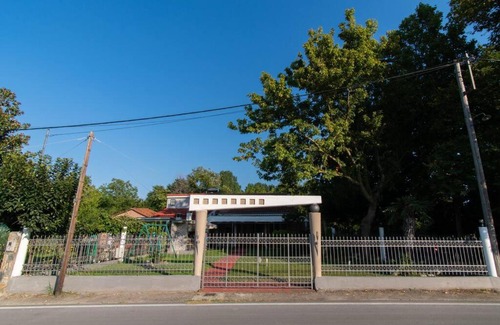 Velika Maison | ΜΟΝΤΕΡΝΟ ΕΞΟΧΙΚΟ ΣΠΙΤΙ ΚΟΝΤΑ ΣΤΗΝ ΠΑΡΑΛΙΑ ΜΕ ΚΗΠΟ