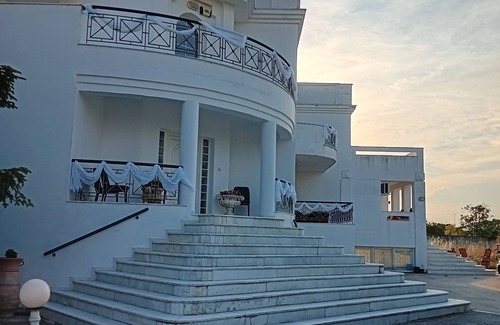 Thermi Villa | Πολυτελής βίλα στην περιοχή αεροδρομίου Θεσσαλονίκης με εσωτερική πισίνα