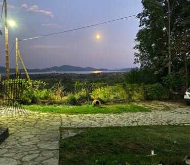Kalivia Filaktis Maison | Το σαλέ της λίμνης