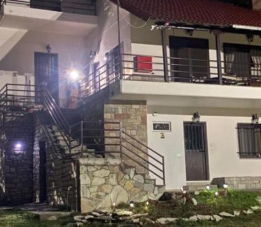 Kalivia Filaktis Maison | Το σαλέ της λίμνης