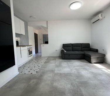 Nahariya Appartement | Квартира с современным ремонтом