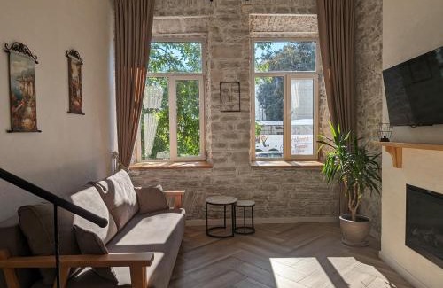 Kamenets-Podol'skiy Appartement | Квітка на камені , Старе місто, з окремим двориком