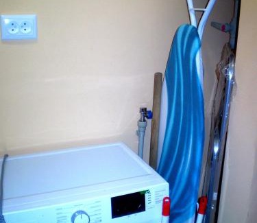 Mykolaiv Appartement | НЕБОЛЬШАЯ СТУДИЯ центр Николаева на Соборной-Макарова Макдональдс диван и кресло 2 этаж Wi-Fi