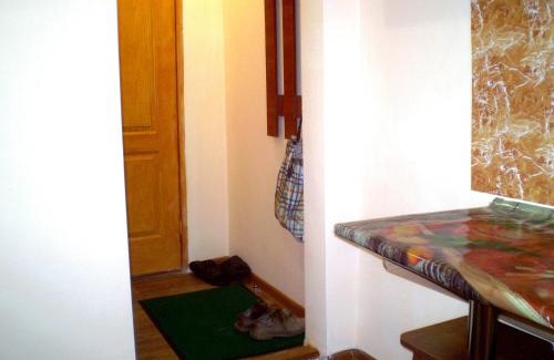 Mykolaiv Appartement | НЕБОЛЬШАЯ СТУДИЯ центр Николаева на Соборной-Макарова Макдональдс диван и кресло 2 этаж Wi-Fi