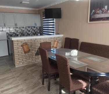 Yaremche Maison | "У Пасічника" Котедж для сім'ї
