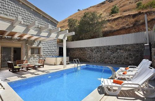 Tiberias Cabine | אחוזת חוף כנרת kinneret village