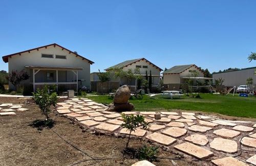 Avnei Eitan Maison | אצלנו בחצר