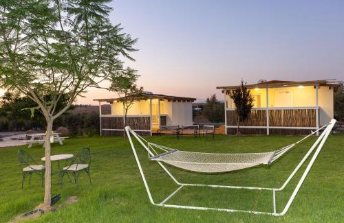 Avnei Eitan Maison | אצלנו בחצר