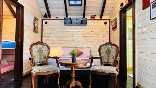 Bruchim Qela' Alon Cabine | בורקאי - בקתות פיליפיניות עם בריכה פרטית
