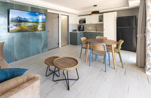 Haifa Appartement | בית חוף מושלם עם גקוזי ומרפסת - Beachside Bliss W jacuzzi