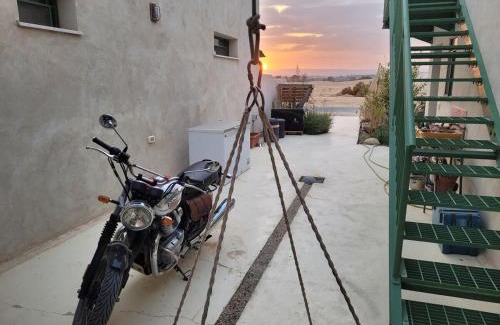 Hatseva Maison | בקתה ספרדית עם שכשוכית חמה