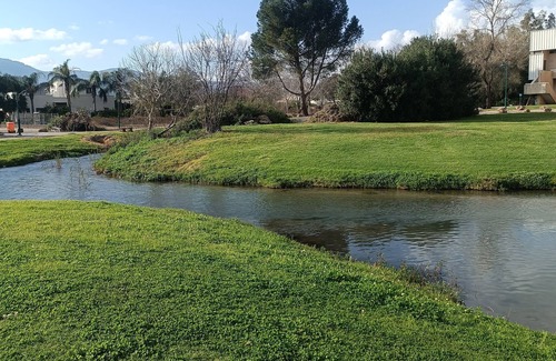 HaGoshrim Copropriété | דירה פרטית+ חצר חיצונית דירה חמודה לזוג נחל אמיתי זורם בחצר עם פינת ישיבה מקסימה