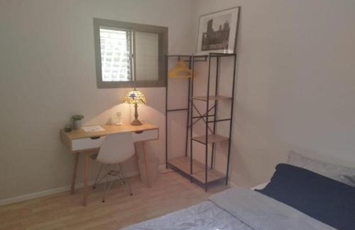 Holon Maison | חדר מקסים בדירה בה אנו גרים בחולון קרוב לתל אביב וחוף הים כולל מקלט