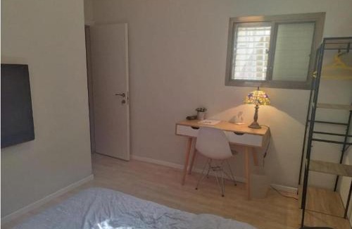 Holon Maison | חדר מקסים בדירה בה אנו גרים בחולון קרוב לתל אביב וחוף הים כולל מקלט