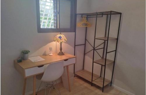 Holon Maison | חדר מקסים בדירה בה אנו גרים בחולון קרוב לתל אביב וחוף הים כולל מקלט