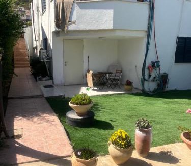 Qiryat Shemona Appartement | יחידית דיור משופצת עם גינה ומקלט - היחידה בגליל