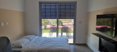 Ma'ayan Baruch Cabine | כחול ולבן
