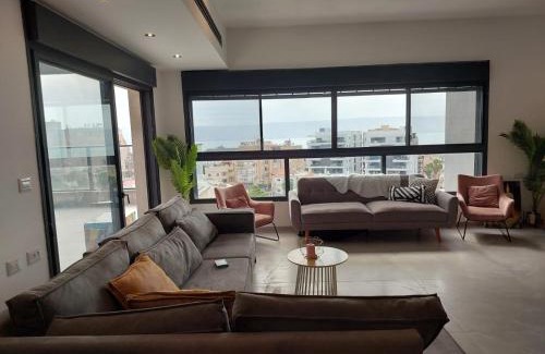 Tiberias Appartement | פנטאהוז 7 חדרים עם בריכה ונוף מטריף בטבריה קרית שמואל