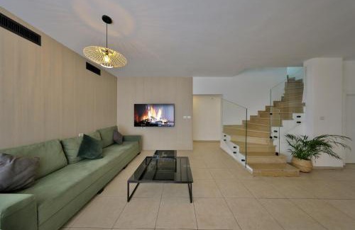Nahariya Appartement | פנטהאוז 125 - פנטהאוז, דירת אירוח וגג מהמם לאירועים עם בריכה וגקוזי