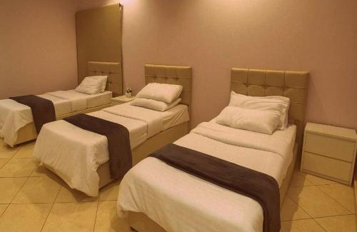 Taif Appartement | الوسام شقة كبيرة 4 غرف نوم وصالة وشرفة-بلكونة- Large apartment with 4 bedrooms, a living room and a balcony