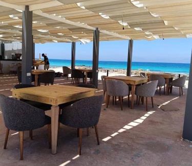 Marsa Matruh Appartement | شالية بالرووف غرفتيين مكييف للأيجار بقرية ايماريتس هايتس بالساحل الشمالي - A chalet with a rooftop and two air-conditioned bedrooms for rent in Emirates Heights , North Coast