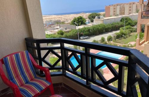 Marsa Matruh Appartement | شالية بالرووف غرفتيين مكييف للأيجار بقرية ايماريتس هايتس بالساحل الشمالي - A chalet with a rooftop and two air-conditioned bedrooms for rent in Emirates Heights , North Coast