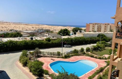 Marsa Matruh Appartement | شالية بالرووف غرفتيين مكييف للأيجار بقرية ايماريتس هايتس بالساحل الشمالي - A chalet with a rooftop and two air-conditioned bedrooms for rent in Emirates Heights , North Coast