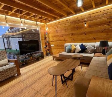Al Riyadh Chalet De Ski | شالية لوج الريفي