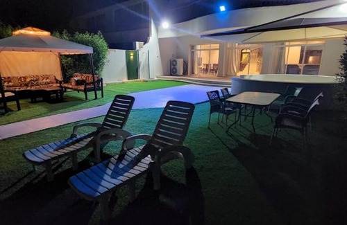 Dhahban Chalet De Ski | شاليه فور نايتس