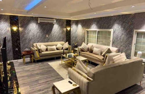Al Ulaya Appartement | شقة فاخرة صالة كبيرة وغرفتين نوم وسطح وثلاث حمامات