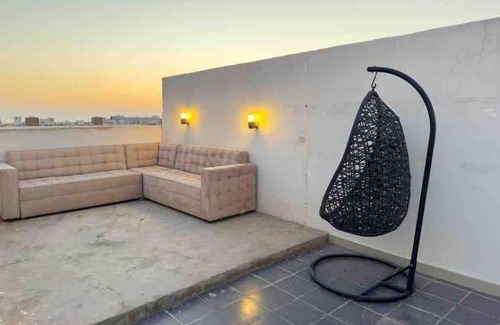 Al Ulaya Appartement | شقة فاخرة صالة كبيرة وغرفتين نوم وسطح وثلاث حمامات