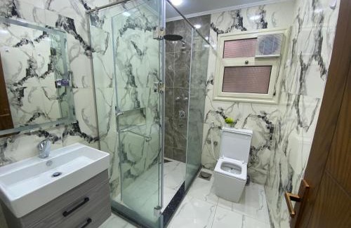 Al Duqqi Appartement | شقه فندقيه حديثه فرش جديد بالمهندسين للإيجار