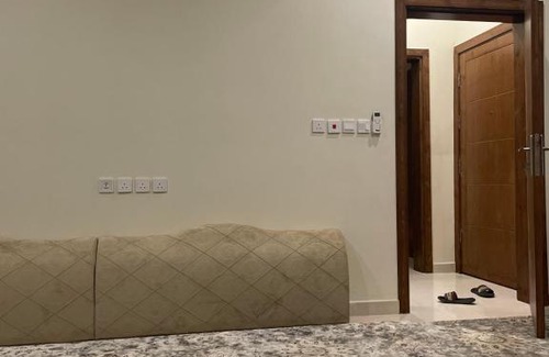 Al Riyadh Appartement | غرفة كبيرة مع دورة مياه مجهزة بالكامل مدخل خاص