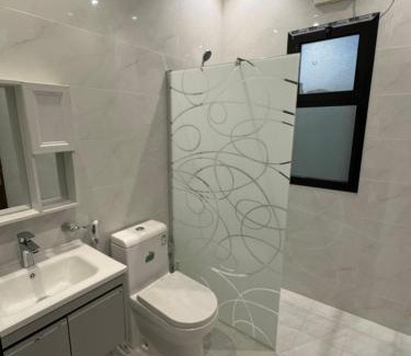 Al Kura Appartement | غرفه وصاله ومطبخ بأثاث فندقي جميل