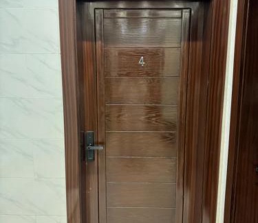 Al Kura Appartement | غرفه وصاله ومطبخ بأثاث فندقي جميل
