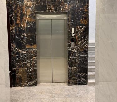 Al Kura Appartement | غرفه وصاله ومطبخ بأثاث فندقي جميل